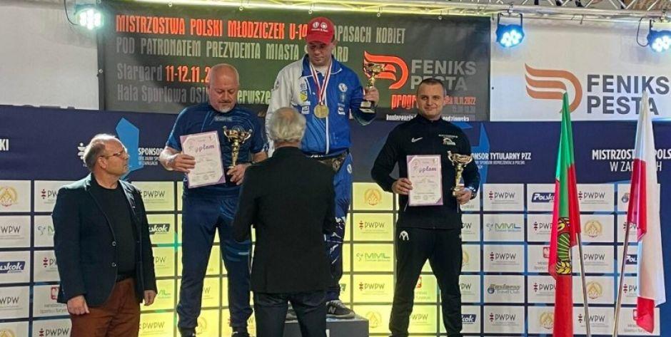 Nagrodę za trzecie miejsce w klasyfikacji klubów dla WLKS Nowe Iganie odebrał trener Sebastian Pawlak - fot. sd