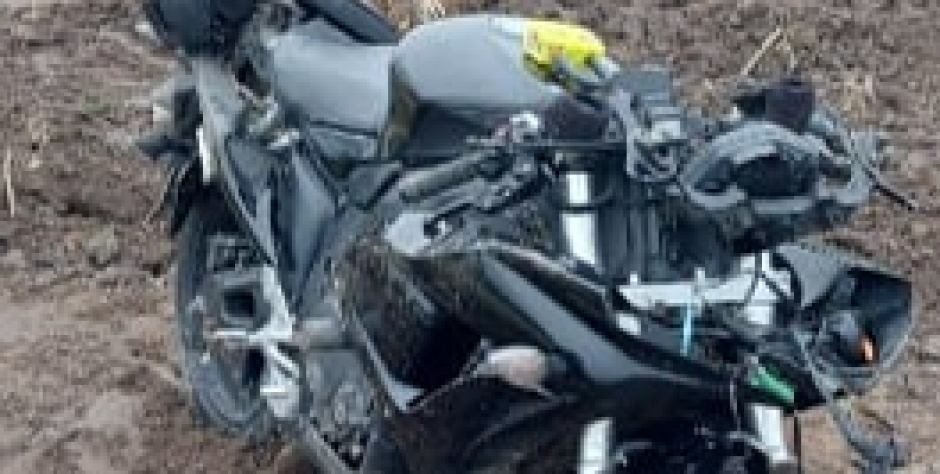 Uszkodzony motocykl, porzucony w polu przez 31-latka fot. KPP w Sokołowie Podlaskim - fot. sd