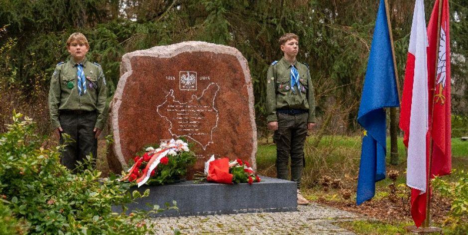 Watra honorowa harcerzy przy pomniku w Kaliskach.  fot. Wojciech Kuchta  - fot. Wojciech Kuchta