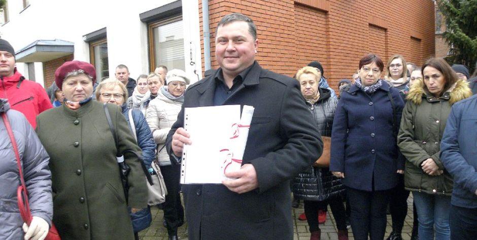 Wierni z Dziewul przyjechali do biskupa z petycją fot. BS