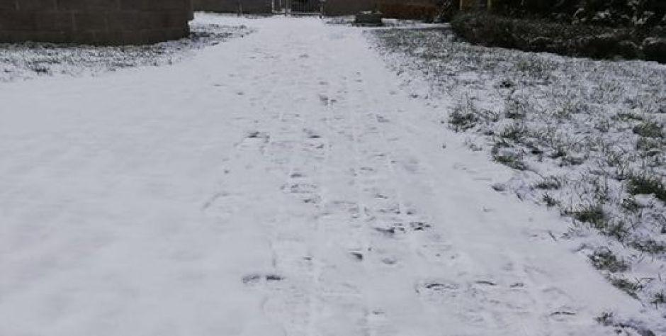 Pierwszy śnieg zalega na chodnikach od rana. Fot. ed