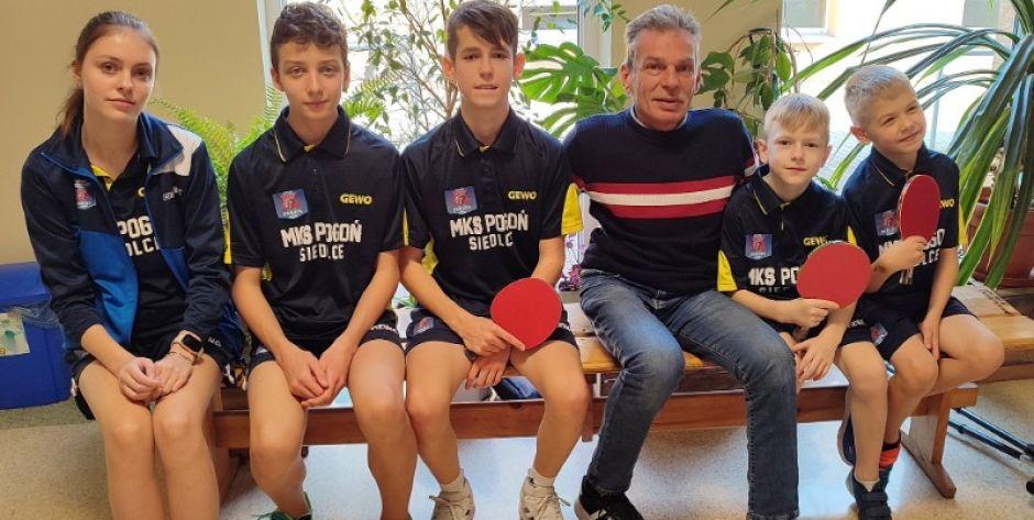 Ekipa tenisistów stołowych MKS Pogoń Siedlce i ich trener Dariusz Rzewuski - fot. sd