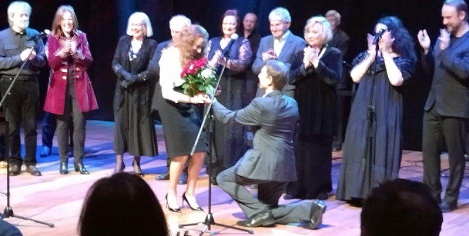 Partner Doroty Ślęzak, artystki Piwnicy pod Baranami, oświadczył się jej na scenie podczas Festiwalu Piotra Skrzyneckiego w Mińsku Mazowieckim. Fot. M. Stasiuk
