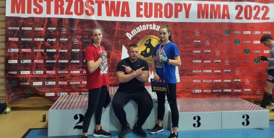Sara Dembińska i Anna Chmiel z trenerem i wychowawcą Piotrem Bareją - fot. sd