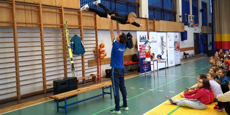 Jakub Kot przeprowadził z siedleckimi dziećmi ich pierwszą w życiu lekcję skoków narciarskich fot. Siriss