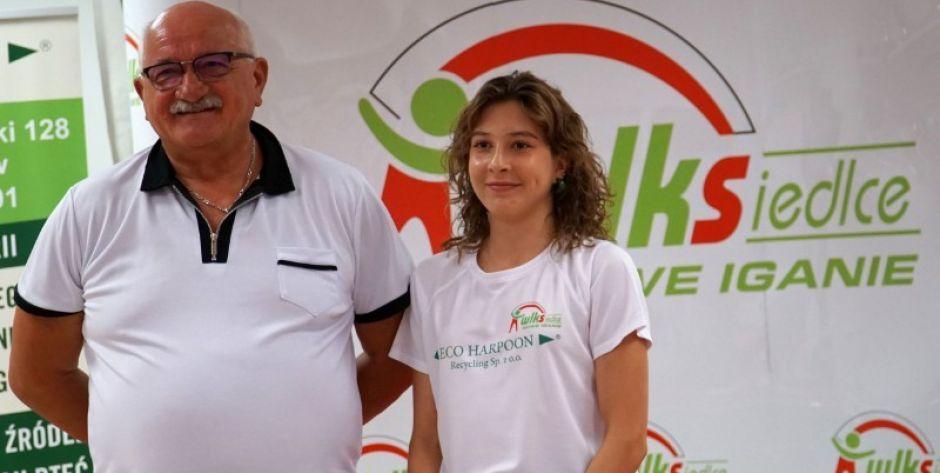 Wiktoria Wróbel w towarzystwie prezesa WLKS Nowe Iganie Marka Murmyły
