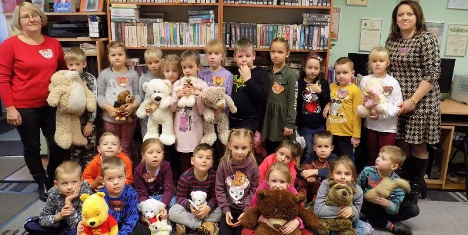 Pamiątkowe zdjęcie ze święta Pluszowego Misia. fot. arch. GBP w Grębkowie - fot. .