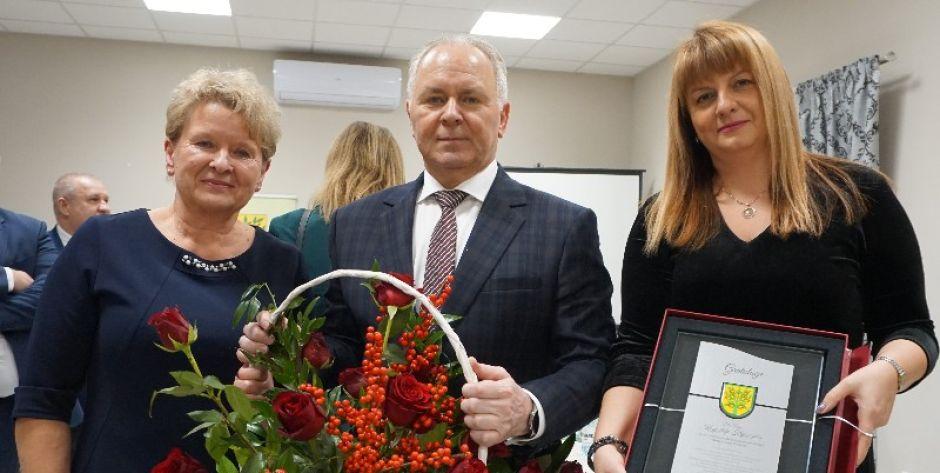 Wójt Krzysztof Kryszczuk z przewodniczącą rady Elżbietą Wysokińską i skarbnik Sylwią Paryłą. fot. sej
