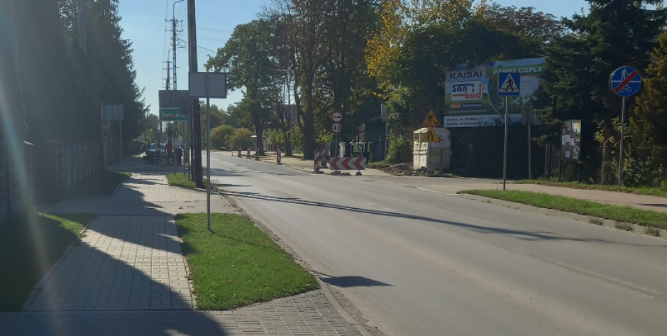 Na ul. Kazimierzowskiej znak zniknął - zwężenie pozostało. Fot. Czytelniczka - fot. Czytelniczka 