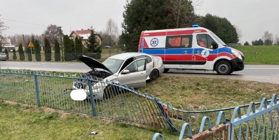 W Radoryżu Smolanym samochód uderzył w ogrodzenie - fot. arch.