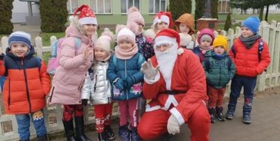 Dzieci do szkoły w Radzikowie Wielkim dowiózł sam św. Mikołaj.  - fot. Czytelnik