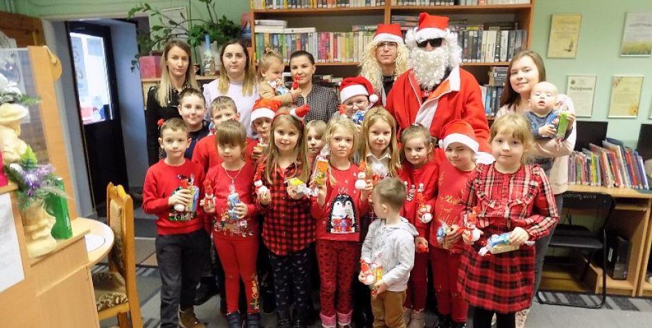 Mikołaj odwiedził Gminną Bibliotekę Publiczną w Grębkowie. Fot. GBP - fot. GBP w Grębkowie