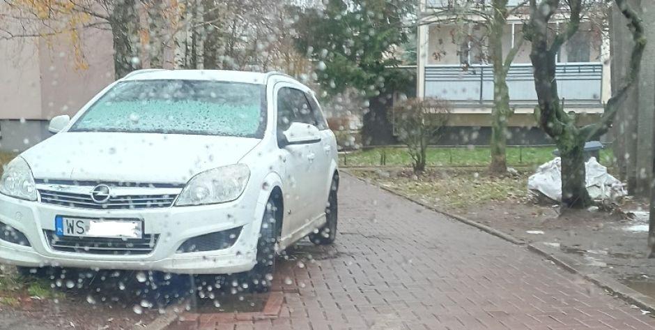 Mistrz parkowania na ul. Niepodległości w Siedlcach.  - fot. Czytelnik