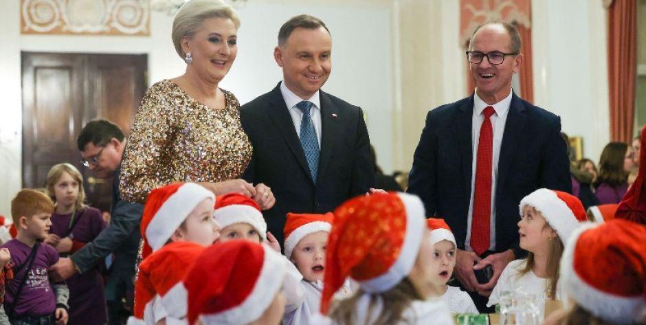 Para prezydencka z przedszkolakami i wójtem gminy Borowie - fot. arch.