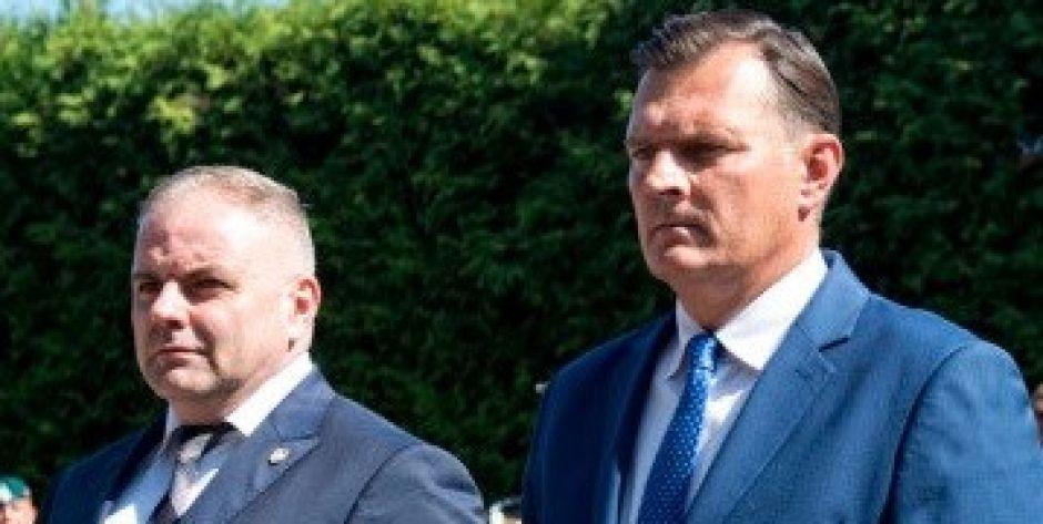 Robert Chojecki i Maciej Nowak rozdadzą dzieciom i dorosłym opaski odblaskowe. Fot. Aga Król