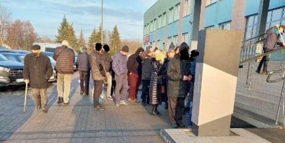 W takiej kolejce trzeba stać do automatu, w którym dokonuje się płatności za parking przy siedleckim szpitalu. Fot. Czytelnik   - fot. Czytelnik