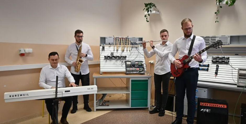 Kolęda Przybieżeli do Betlejem w wykonaniu mechatroników z Elektryka - fot. e