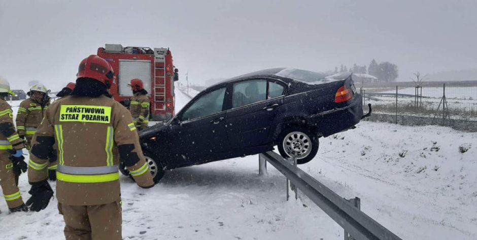 Trudne warunki na drogach - służby apelują o ostrożność - fot. OSP Korytnica - fot. d
