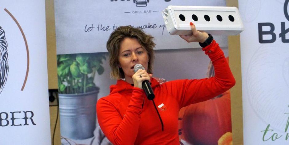 Weronika Nowakowska zaprezentowała dzieciom tarczę do biathlonu
