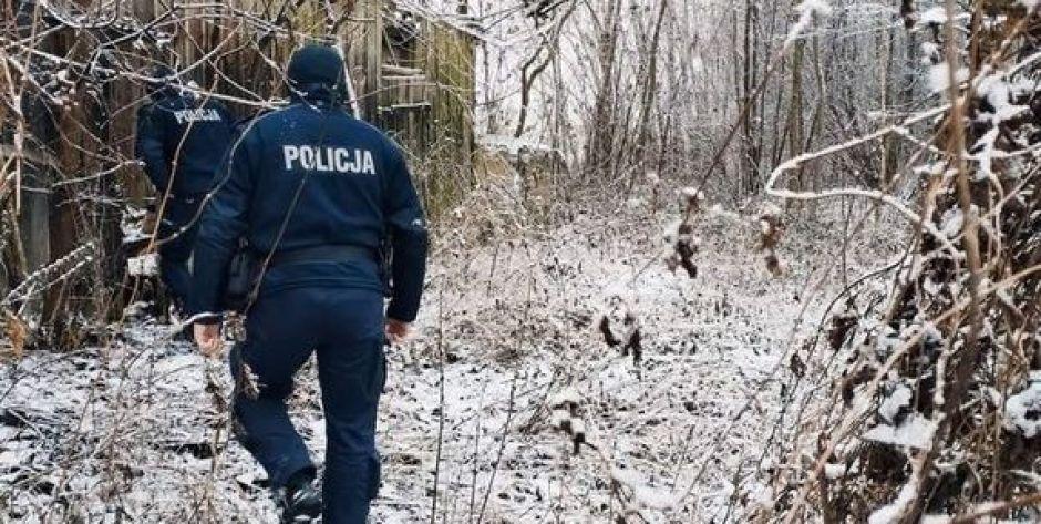 Była ubrana jedynie w piżamę i klapki. Szła ulicą - fot. a