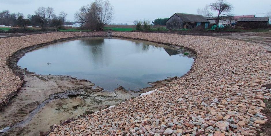 Skwierczyn-Dwór. Może jak staw trochę zarośnie, znowu będzie wyglądał malowniczo. Fot. DK
