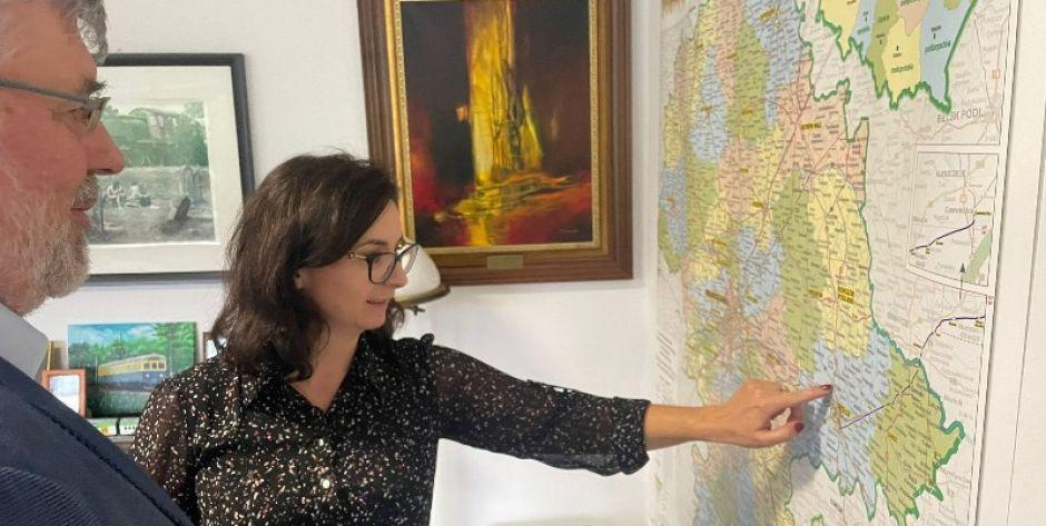 Kamila Gasiuk-Pihowicz namawia władze województwa i prezesa kolei do szybszego uruchomienia połączenia kolejowego Siedlce-Sokołów Podlaski.  - fot. Whats up Gasiuk-Pihowicz