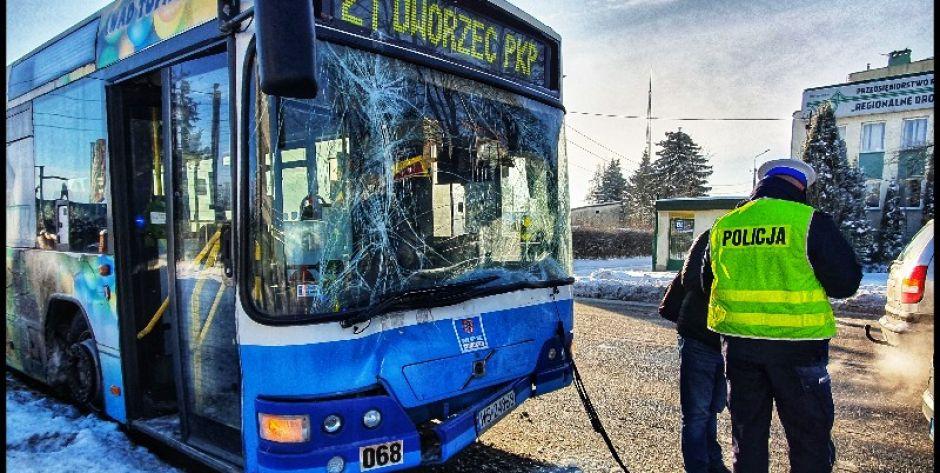 Autobus miejski uderzył w tył ciężarówki. Fot. Aga Król