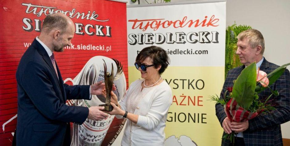 Złote Skrzydła 2021 otrzymał Mirosław Andrzejewski. Nagrodę wręczyli sekretarz redakcji TS Mariola Zaczyńska i przewodniczący rady nadzorczej Wydawniczej Spółdzielni Stopka Marek Stasiuk fot. Aga Król