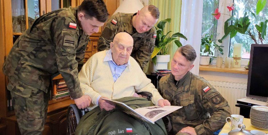 Siedleccy terytorialsi u por. Stanisława Jagiełły, 102-letniego żołnierza Armii Krajowej - fot. s