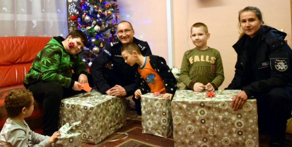 Policjanci z mińskiej komendy dzieciom - fot. j