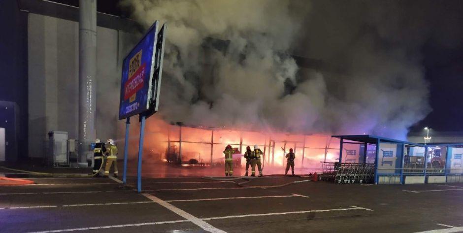 23 grudnia przed godz. 23. W Galerii Handlowej przy ul. Warszawskiej w Stojadłach wybuchł pożar - fot. OSP Stojadła - fot. s