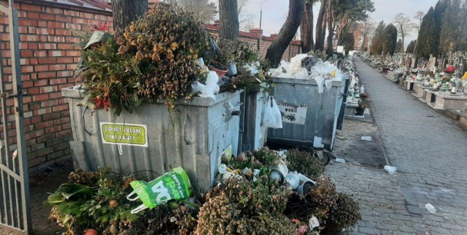 Tak wyglądały kontenery na śmieci na Cmentarzu Janowskim w okresie świąt Bożego Narodzenia - fot. df