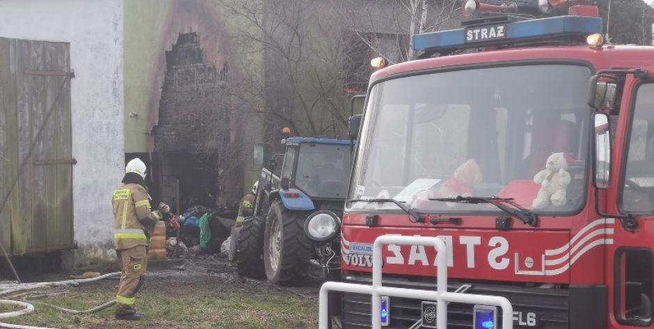 W pożarze domu poszkodowanych zostało dwóch mężczyzn. Fot. OSP Żaków - fot. OSP Żaków