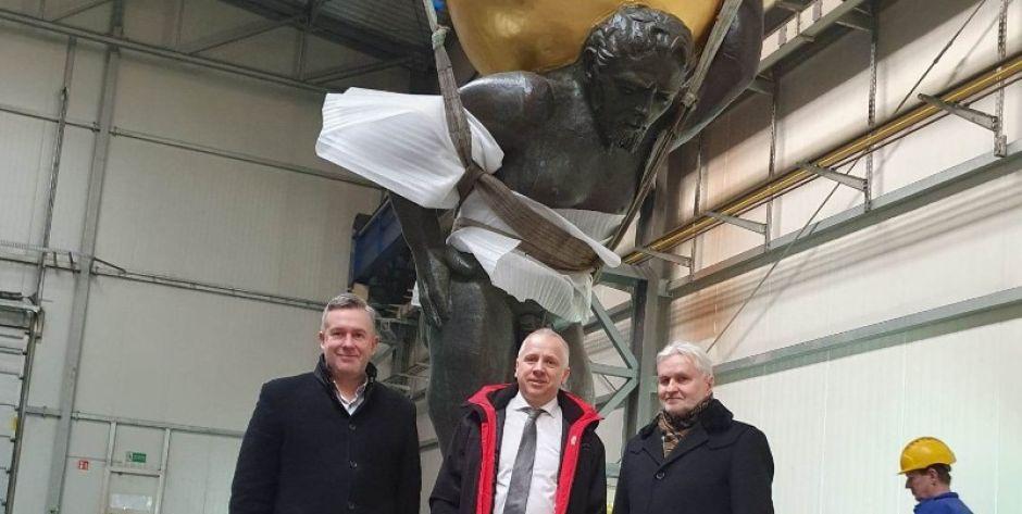 Przy figurze Jacka pozują: wicedyrektor Muzeum Regionalnego w Siedlcach Krzysztof Chaberski, prezes Mostostal Siedlce Tomasz Hapunowicz i dyrektor muzeum Sławomir Kordaczuk  - fot. sd