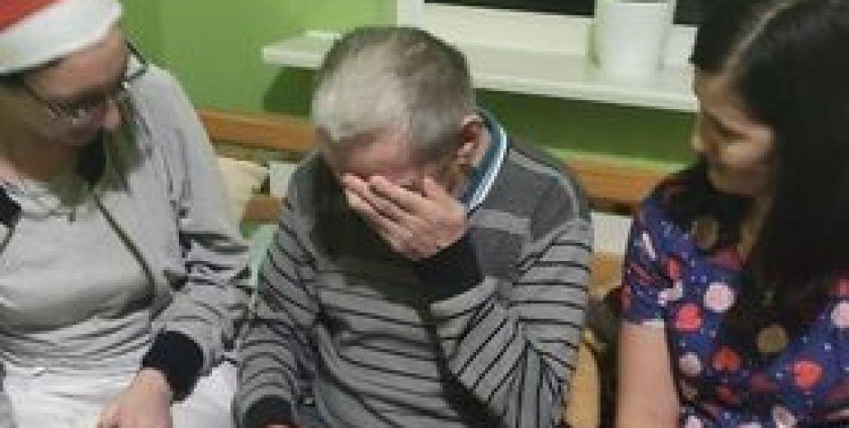Mieszkańcy DPS-ów dostali wymarzone prezenty. Zdziwienia i radości nie było końca. Były łzy radości i wzruszenie... - fot. Siedleckie Stowarzyszenie Pomocy Osobom z Chorobą Alzheimera