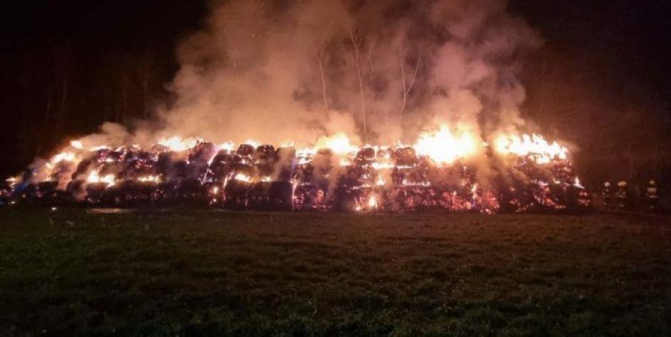 W Toczyskach Średnich płonie 300 bel słomy. Pożar jest zagrożeniem dla pobliskiego lasu. (Fot. KW PSP w Warszawie) - fot. Komenda Wojewódzka PSP w Warszawie