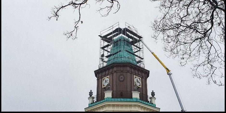 Na razie wieża ratuszowa pozostanie bez Jacka. Wykonawca czeka na lepszą pogodę. Fot. Aga Król 