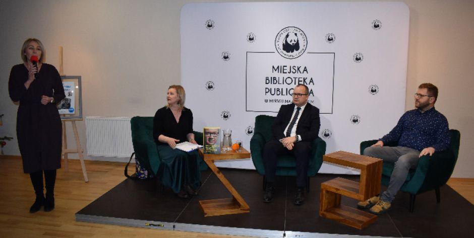 Spotkanie z Adamem Bodnarem i Bartoszem Bartosikiem w mińskiej bibliotece - fot. e
