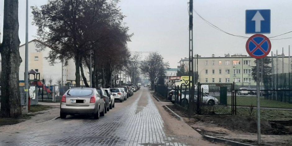 Chwilę przed zrobieniem tego zdjęcia z ul. Gospodarczej na ul. Kazimierzowską, pod prąd jechały dwa samochody. fot. JJ
