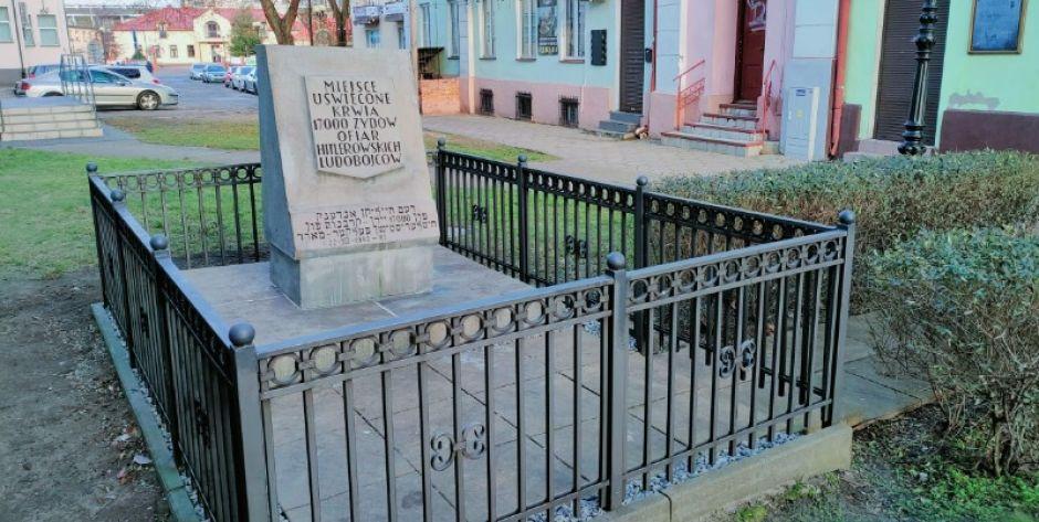 „Miejsce uświęcone krwią 1700 Żydów ofiar hitlerowskich ludobójców”. Fot. DK