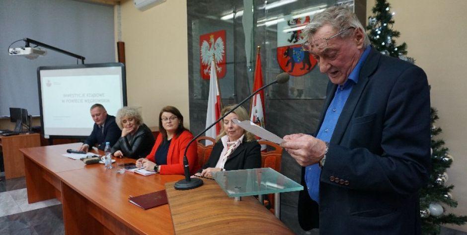 Sprawozdanie składa wójt Stanisław Komudziński.