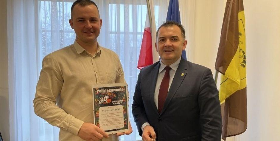 Honorowy burmistrz Węgrowa Mateusz Marchela wraz z burmistrzem Pawłem Marchelą.  - fot. UM w Węgrowie
