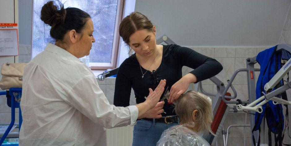 Salon masażu i salon urody z okazji Dnia Babci i Dziadka w Domu nad Stawami - fot. Miłosz Omelaniuk - fot. a