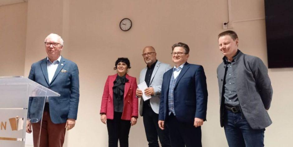 Od lewej: Jacek Kozłowski, Iwona Orzełowska, Mariusz Dobijański, Grzegorz Orzełowski i Jacek Werder fot. MZ