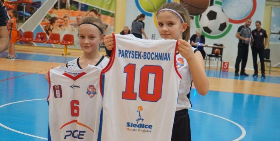 Podczas wydarzenia można było wylicytować koszulki meczowe gwiazd MKK z czasów gry w ekstraklasie - Katarzyny Trzeciak i Magdaleny Parysek-Bochniak fot. Siriss