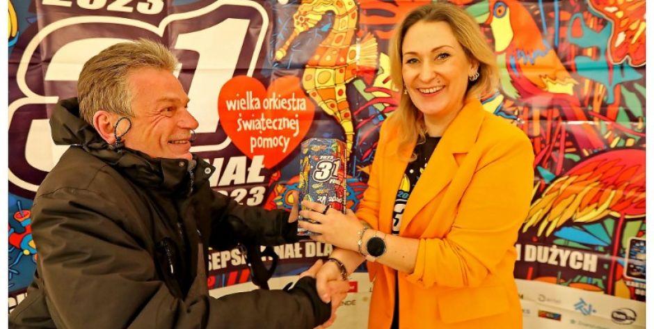 Trener Dariusz Rzewuski przekazuje zebrane środki dla WOŚP fot. media klubowe - fot. sd