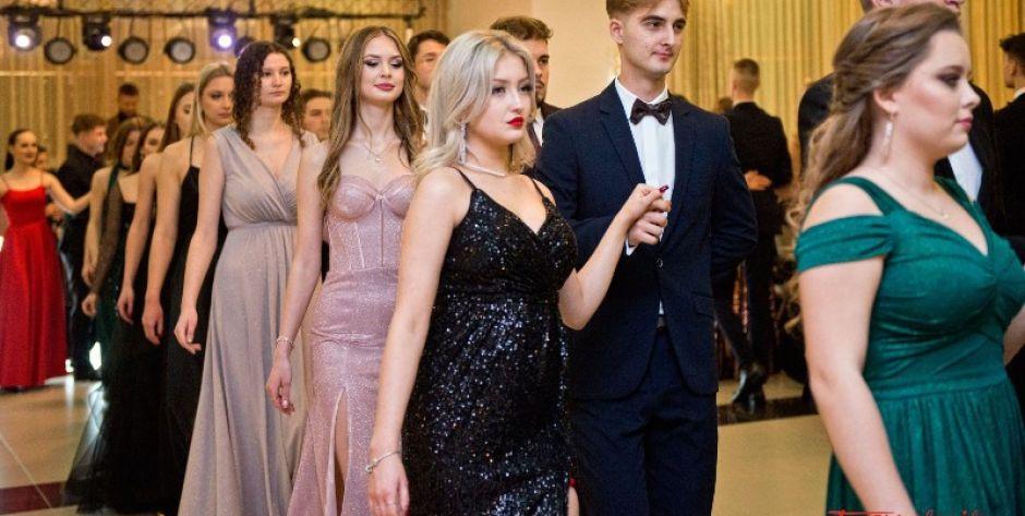 Studniówka to kosztowny bal, ale jedyny taki w życiu... Fot. Aga Król