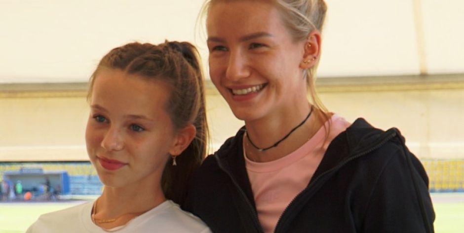 Aleksandra Belniak pozująca ze swoją idolką Adrianną Sułek fot. Siriss