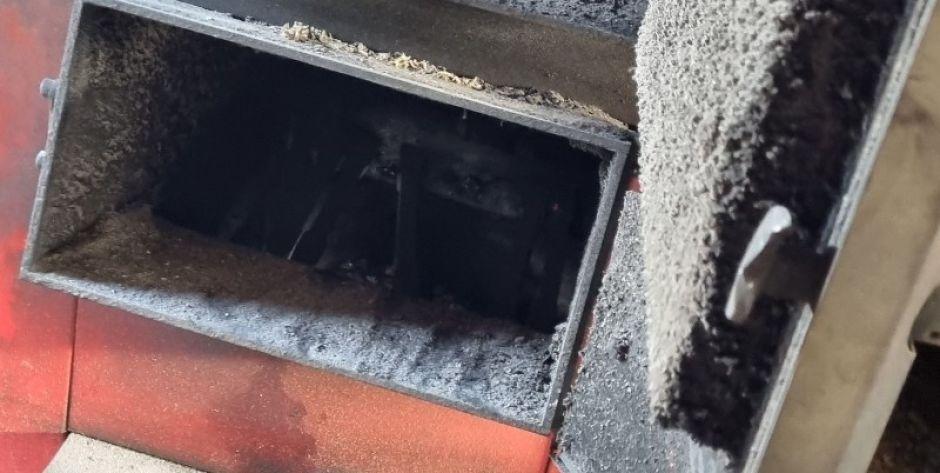 Wybuch pieca na ekogroszek był przyczyną pożaru budynku w Serokomli. Fot. OSP KSRG Adamów - fot. OSP KSRG Adamów