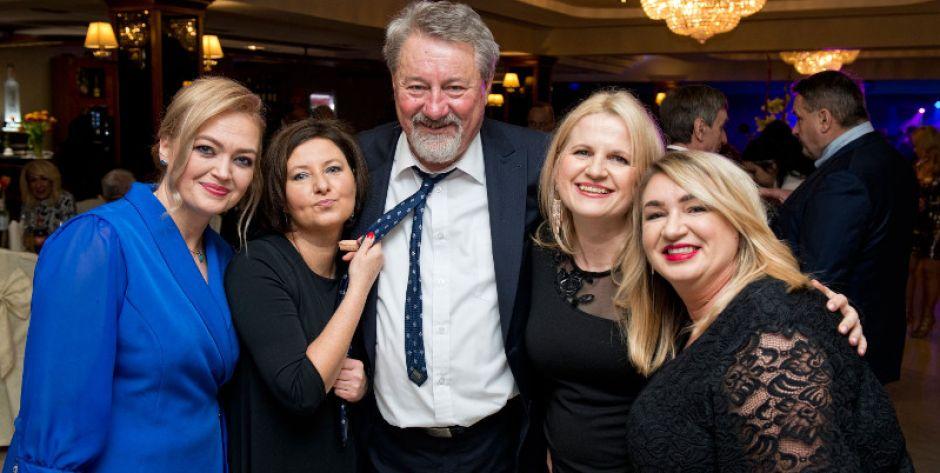 Mirek Buczek i jego redakcyjne Aniołki: Edyta Zdunek, Aga Król, Joanna Klocek oraz Milena Celińska fot. Aga Król